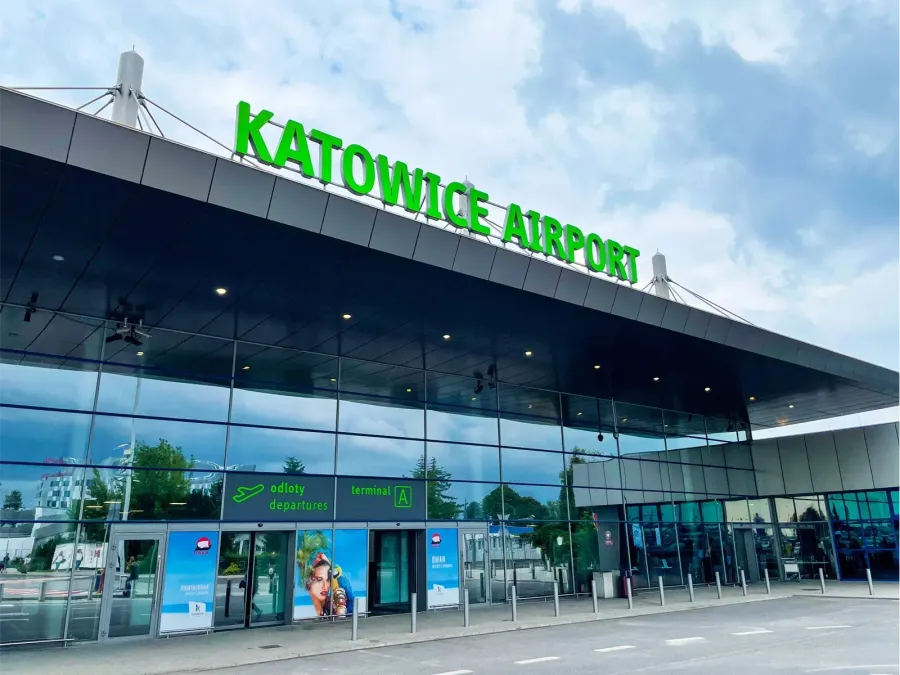 Taxi na lotnisko Katowice-Pyrzowice Żywiec – Budynek terminalu z napisem Katowice Airport widziany od strony podjazdu