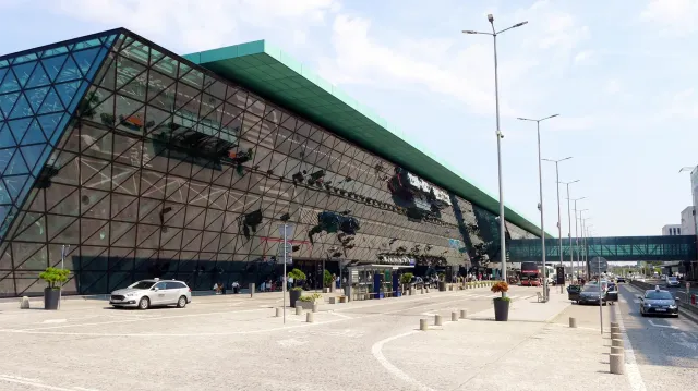 Szklany terminal lotniska Kraków-Balice z podjazdem dla samochodów