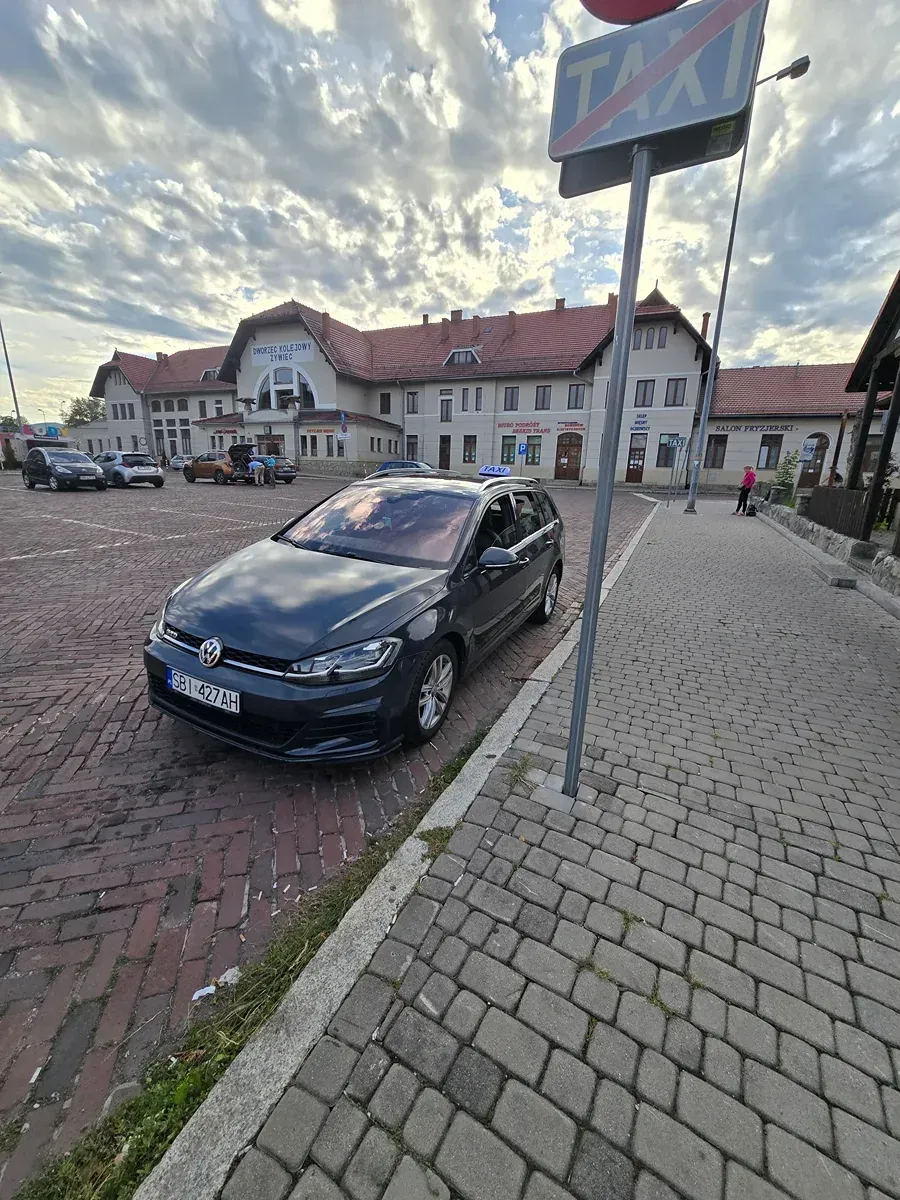 Przewóz osób Żywiec – Taksówka Taxi Szeryf na oznakowanym postoju taxi przy dworcu w Żywcu