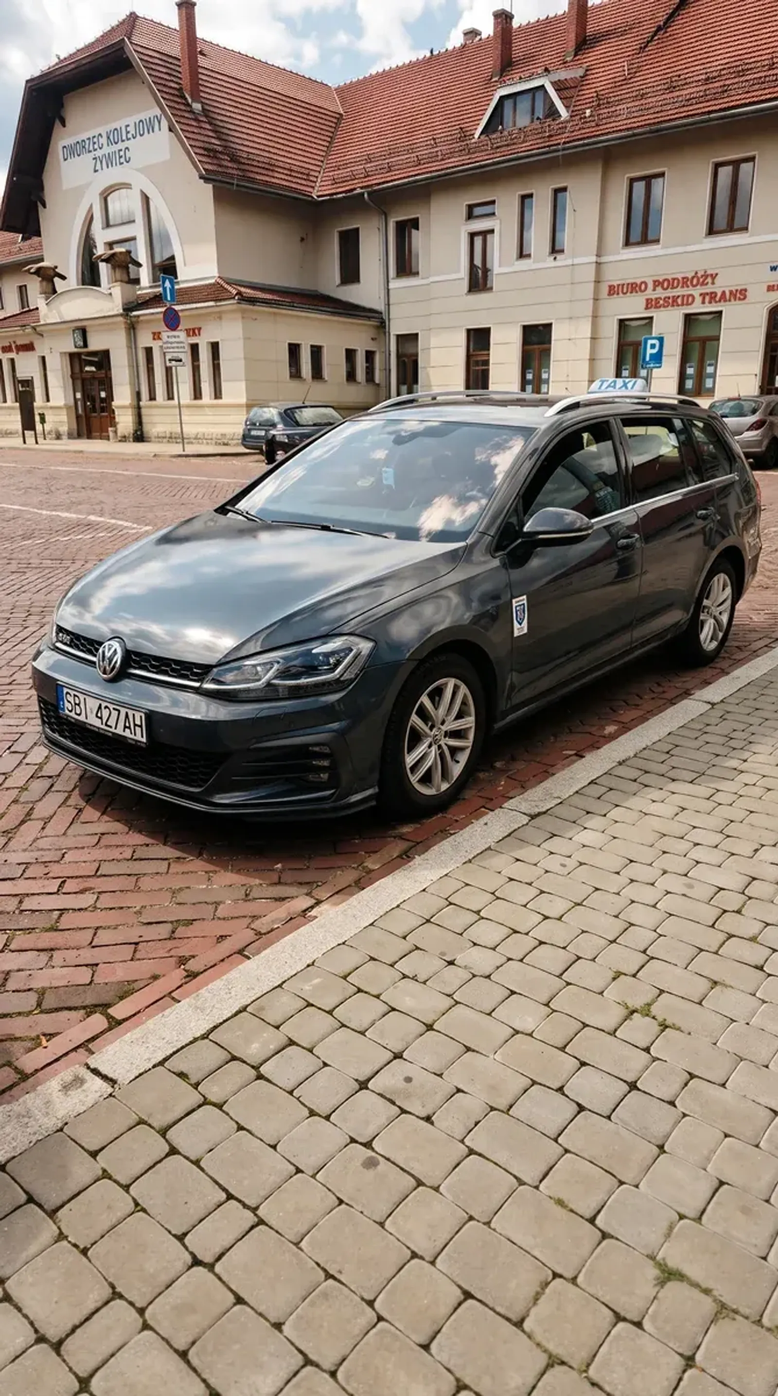 Taxi Szeryf Żywiec przed Dworcem Kolejowym Żywiec w ciągu dnia