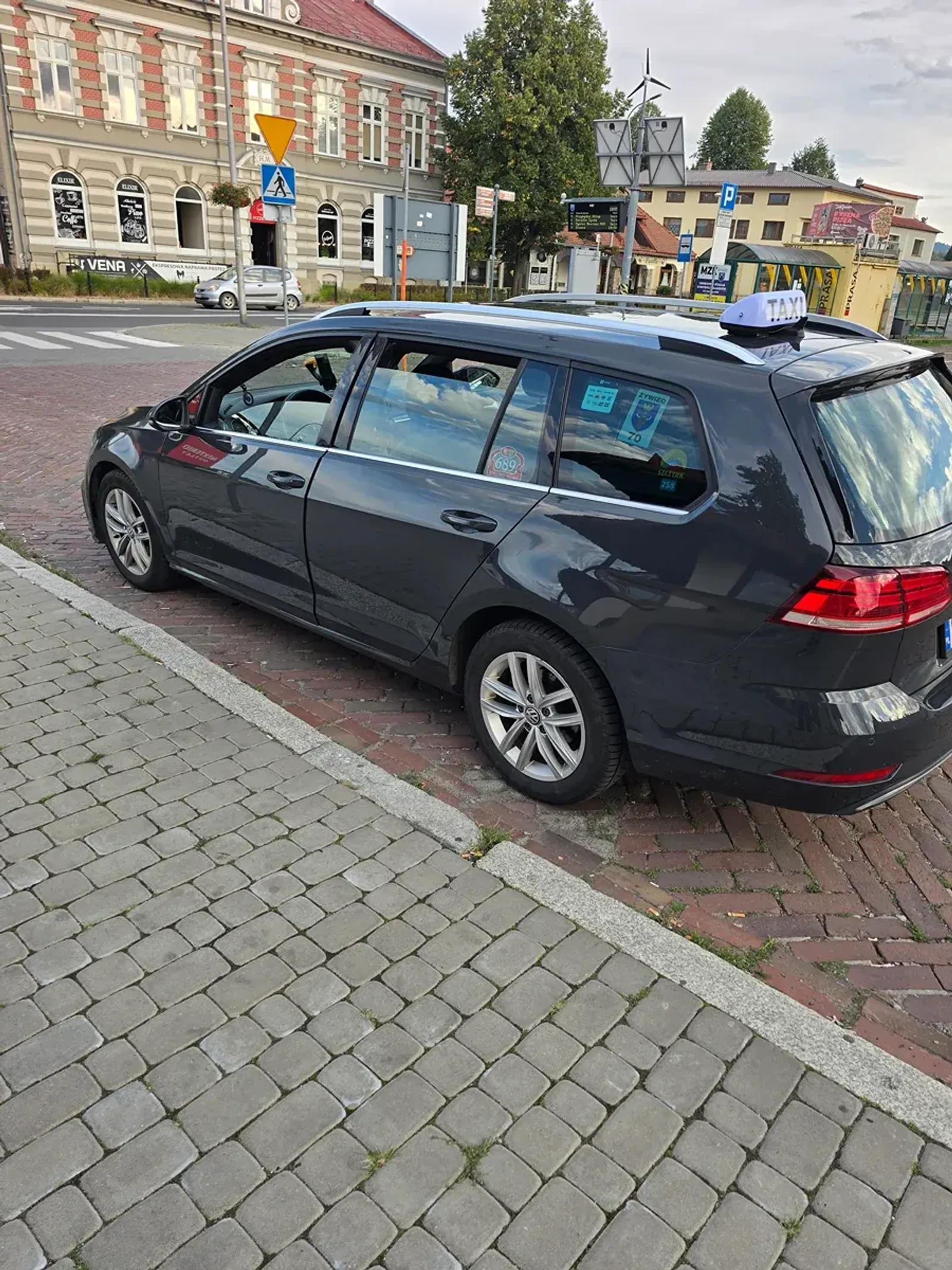 Taxi Szeryf Żywiec z kogutem TAXI na ulicy w centrum Żywca